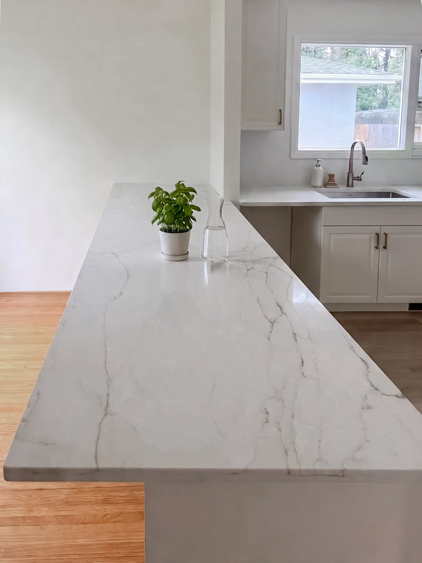 Peninsula in grey-veined quartz with a mitred waterfall at the open end
