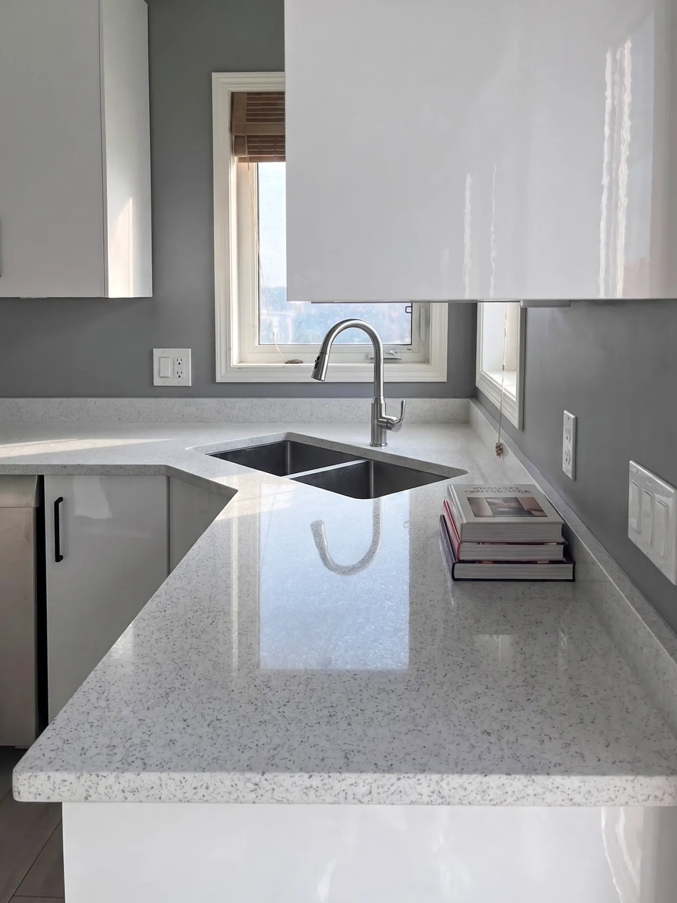 Wrapped perimeter counter and undermount double sink at the corner window